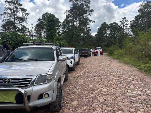 Las autoridades llegaron a reconocer y levantar los cuerpos de la pareja para trasladarlos a la morgue de Medicina Forense y praticarles la autopsia.