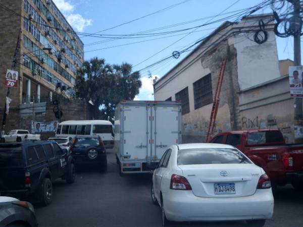 Conductores de carga pesada que incumplen horarios y zonas de descarga afectan la circulación y la seguridad vial en la capital hondureña.