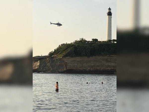 En el momento del colapso, numerosas personas se encontraban en el agua.
