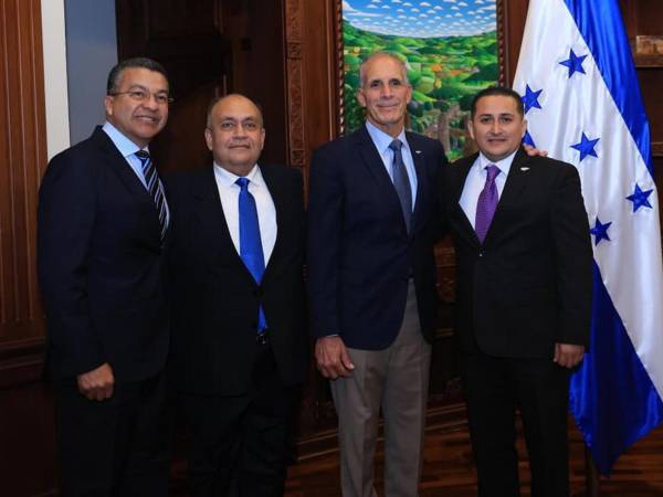 El presidente Nasry Asfura juramentó la comisión interventora para fortalecer la transparencia del sistema de previsión docente.