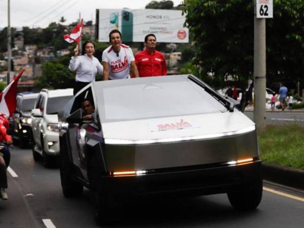Salvador Nasralla, Iroshka Elvir y Eliseo Castro encabezaron una caravana del Partido Liberal en Tegucigalpa.
