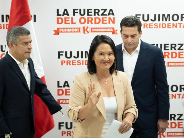 Fujimori también pidió a la comunidad internacional que supervise el desarrollo de la segunda vuelta presidencial, porque aseguró que la participación activa de los observadores es fundamental.