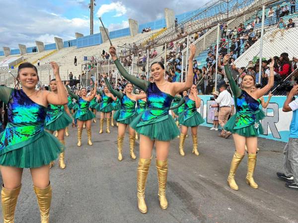 Inspirado en una de las especies endémicas de Honduras, el colibrí esmeralda, el Instituto Central Vicente Cáceres (ICVC) deslumbró con los trajes de sus palillonas en los desfiles cívicos del 204 aniversario de independencia patria.