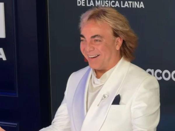 Antes de entrar al recinto, Castro posó junto a su actual pareja, Vanessa Ríos, en la que fue su primera aparición juntos sobre una alfombra.
