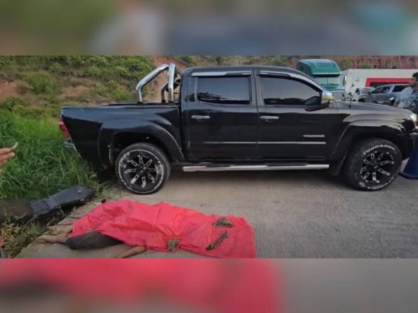El cuerpo del joven quedó tirado a la orilla de la calle y a pocos metros quedó la motocicleta.
