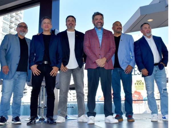 La banda mexicana Intocable recibe una estrella en el Paseo de la Fama de Hollywood.