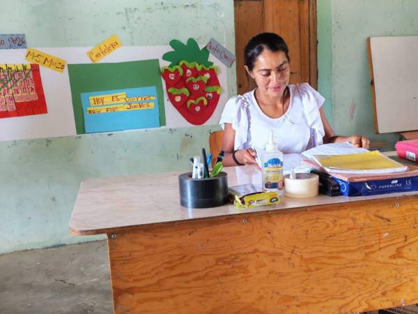Con 16 años de servicio, Carmen Rodríguez gana solo 1,000 lempiras al mes, una cifra que ha provocado indignación. La docente recorre largas distancias a pie para enseñar, evidenciando las condiciones precarias que viven muchas educadoras de áreas rurales en el país.