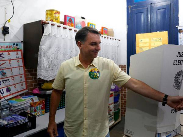 Flávio Bolsonaro, hijo del expresidente Jair Bolsonaro, es el principal candidato opositor en las elecciones presidenciales de Brasil.