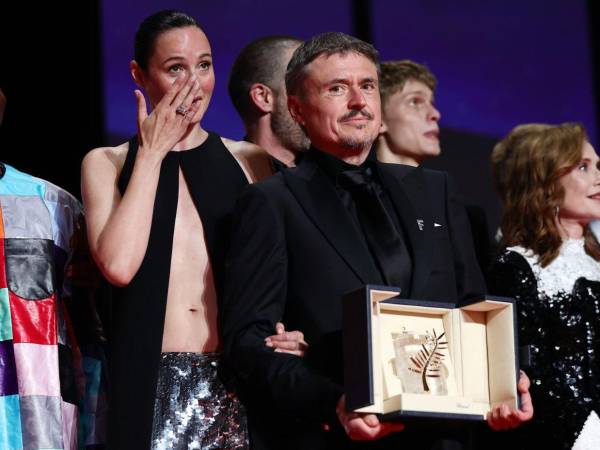 El rumano Cristian Mungiu director de Fjord, recoge la Palma de Oro del 79 Festival de Cannes. Fjord narra el periplo judicial de una pareja rumano-noruega interpretada por Renate Reinsve y Sebastian Stan, muy religiosa y con cinco hijos, que se instala en Noruega, en un pueblo al final de un fiordo.