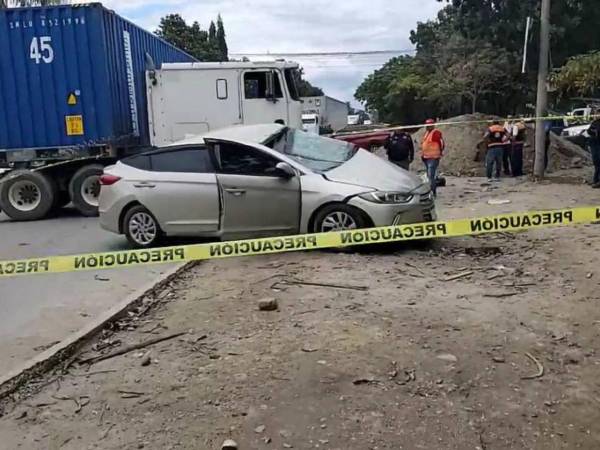 El accidente de tránsito involucró a un automóvil tipo turismo y una rastra.