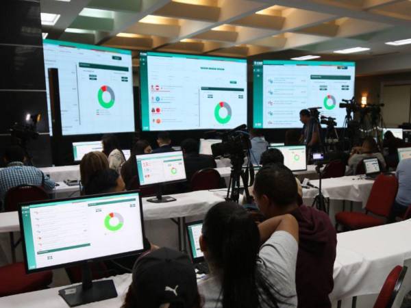 El CNE ha enfrentado varios problemas en la transmisión de resultados.