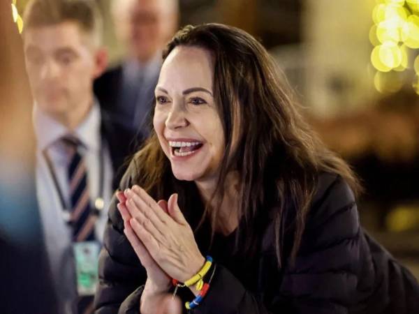 La opositora venezolana María Corina Machado protagonizó una emotiva llegada a Oslo, donde saludó y abrazó a sus seguidores pese a las estrictas medidas de seguridad, horas antes de su primera rueda de prensa.