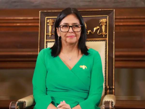 España pide a Delcy Rodríguez la liberación de los presos políticos españoles.