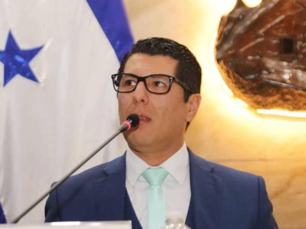 Francis Cabrera, secretario del Congreso Nacional, comentó que recibió una invitación para una reunión de emergencia.