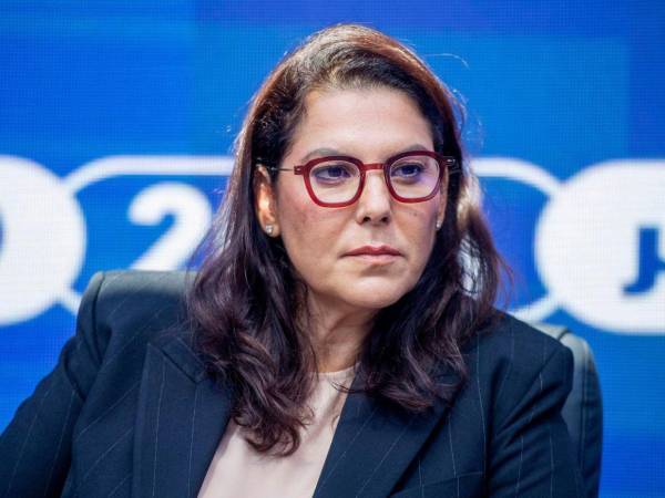 Hoy, por voluntad del rey Mohamed VI, es la primera mujer encargada de presidir un Gobierno en la historia de Marruecos. A sus 50 años y tras el triunfo de su partido, Autenticidad y Modernidad (PAM), en las elecciones del día 23, Mansouri recibió hoy el encargo del monarca de formar el nuevo Gobierno de Marruecos.