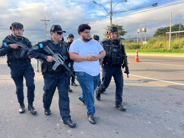 Momento en que es trasladado Elvis Adiel Trujillo Guerra para ser entregado a las autoridades.