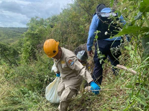 Miembros del Cuerpo de Bomberos y Policía Nacional ayudaron a rescatar el cuerpo de Kevin Alexis Oyuela Castillo, quien fue encontrado la mañana del lunes en avanzado estado de descomposición.