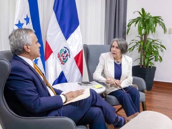 La Secretaria de Relaciones Exteriores, Mireya Agüero, recibió a Luis García Mercado y dialogaron sobre temas relacionados a la cooperación entre ambas naciones.