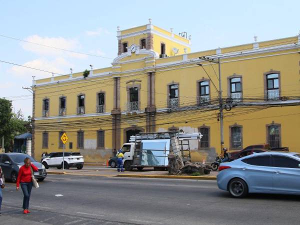 Las denuncias rápidamente generaron reacciones entre ciudadanos en redes sociales, donde muchos cuestionaron que en un hospital público se solicite dinero por el uso de servicios sanitario.