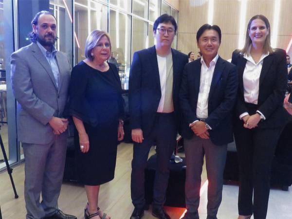 Ejecutivos de Corporación Jaar y KIA durante el evento de aniversario de la compañía en Honduras.