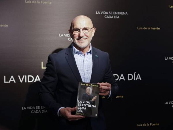 “Van a estar, si Dios quiere”, afirmó el seleccionador al ser preguntado por su disponibilidad durante la presentación de su biografía, 'La vida se entrena cada día'.