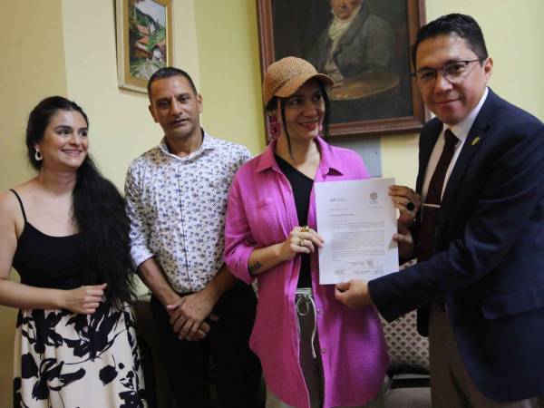 Karla Chévez, del Centro Cultural de España en Tegucigalpa, y los poetas Néstor Ulloa y Armando Maldonado, del Festival de Los Confines, le dieron a Mayra Oyuela la noticia de su homenaje.
