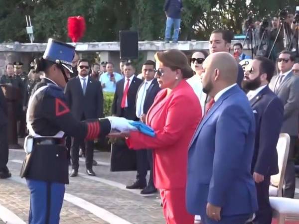 Desde muy temprano, el Cerro Juana Laínez se convirtió en el epicentro del fervor patrio, donde autoridades del país comenzaron a llegar para participar en la ceremonia oficial del Día de la Bandera Nacional.