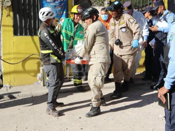 Los primeros cinco cadáveres ya fueron trasladados hasta la morgue capitalina.