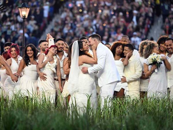 Elena Rossel Aparicio y Thomas Lucas Wolter, enfermeros del área de Los Ángeles se casaron en el show del medio tiempo.