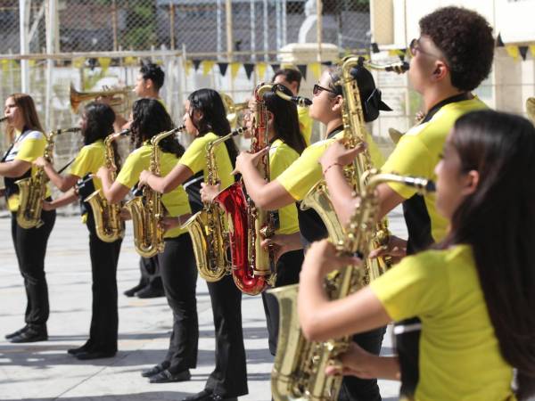 Estudiantes del Instituto Guillén Zelaya ensayan sus presentaciones para los desfiles del 15 de septiembre en Tegucigalpa.