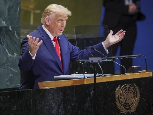 <b>Contra los cárteles: </b>Durante su discurso, el mandatario destacó la misión de su Gobierno contra los cárteles y grupos narcotraficantes en aguas de Latinoamérica. “Recientemente, hemos comenzado a utilizar el poder supremo de las Fuerzas Armadas de Estados Unidos para destruir a los terroristas y las redes de narcotráfico de Venezuela lideradas por Nicolás Maduro”, declaró Trump.