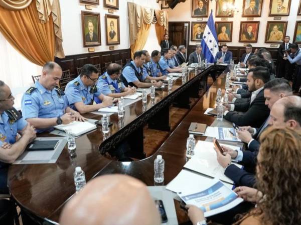 La reunión se llevó a cabo este lunes en el Congreso Nacional.