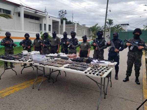 Equipos de la Policía Militar del Orden Público (PMOP) y Policía Penitenciaria, encontraron las armas que estaban en caletas en el área de Sentenciados 2 del Centro Nacional Penitenciario de Támara.