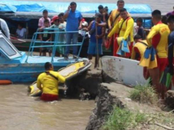 Reportan unas 12 muertes y 30 desaparecidos tras hundimiento de embarcaciones por deslave en Perú.