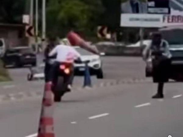 El polémico momento quedó capturado en un video, que, posteriormente, se viralizó en redes sociales. La secuencia generó debate sobre si la acción tomada por el agente era la más adecuada.