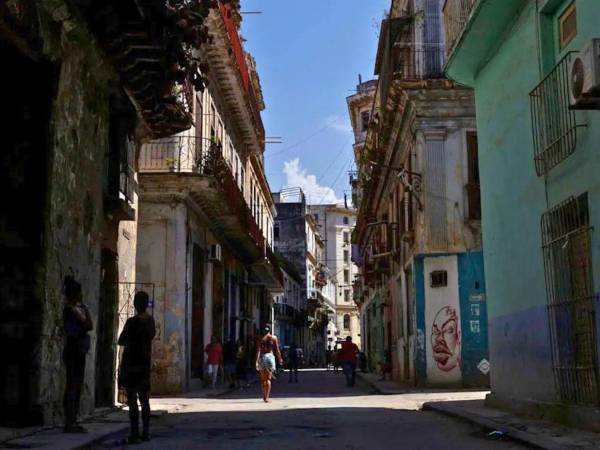 Condado de Miami revoca licencia de empresa de EE UU que envía autos y mercancía a Cuba.