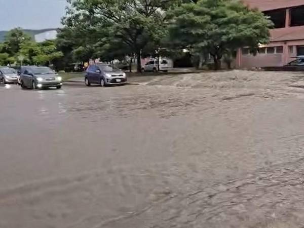 Calles convertidas en ríos es lo que se vivió este miércoles en la ciudad industrial, tras solo media hora de lluvia en varios sectores de San Pedro Sula. Aquí las imágenes que dejaron las lluvias.