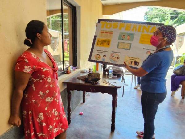La tos ferina es causada por la bacteria Bordetella pertussis puede ser contraída por personas de cualquier edad, los adolescentes y adultos suelen manifestarla de forma leve o asintomática.