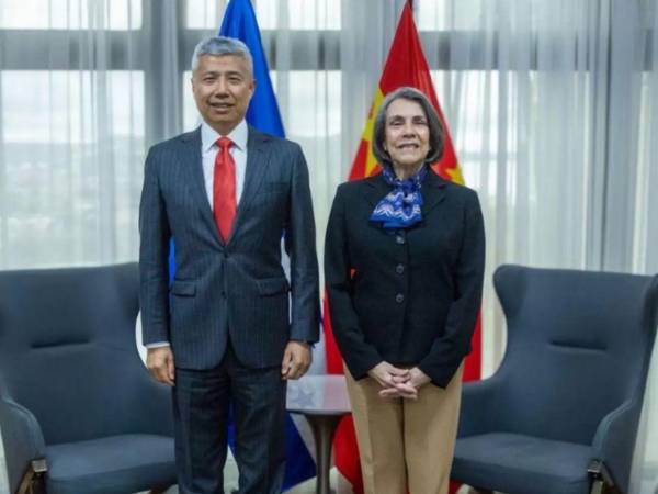El embajador de China en Tegucigalpa,<b> Yu Bo</b>, y la canciller de Honduras, Mireya Agüero, se reunieron este jueves.