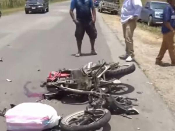 Familiares de la víctima llegaron a la escena consternados por lo ocurrido y realizaron el reconocimiento del cuerpo en el lugar del accidente.