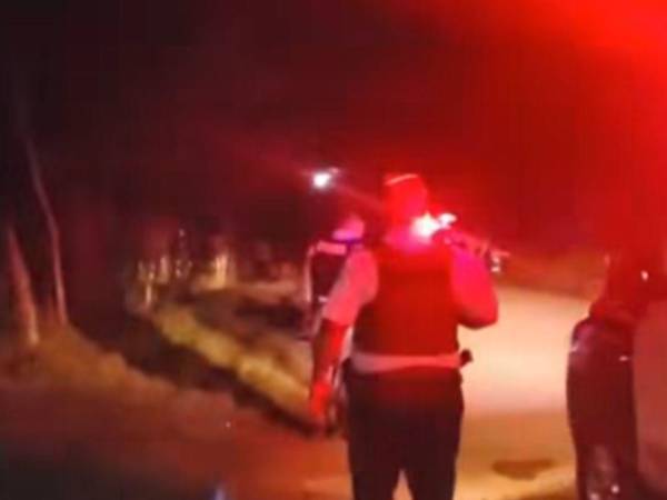 Elementos de la Policía Nacional de Honduras llegaron hasta la escena del crimen.
