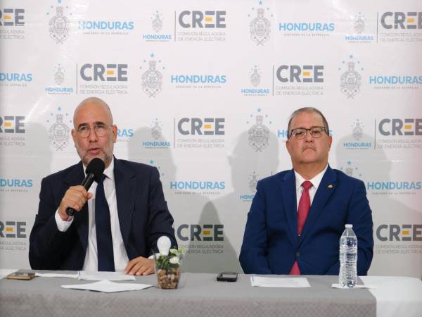 Los comisionados de la CREE, Rafael Virgilio Padilla y Leonardo Deras informaron sobre la nueva rebaja al costo de la energía que se aplicará a partir del 1 de octubre al próximo 31 de diciembre de 2025.