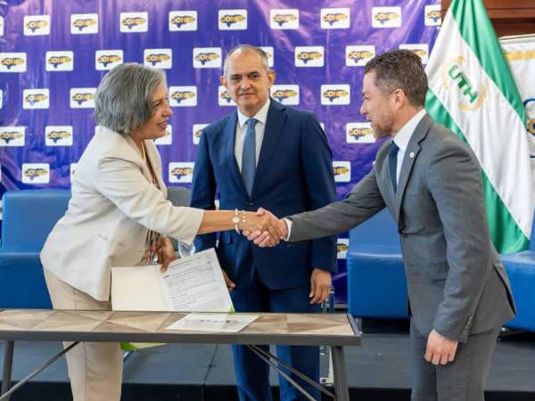 Autoridades de la Universidad Tecnológica de Honduras (UTH) y del Consejo Hondureño de la Empresa Privada (COHEP) participaron en la firma del convenio que fortalece la cooperación entre la academia y el sector empresarial.