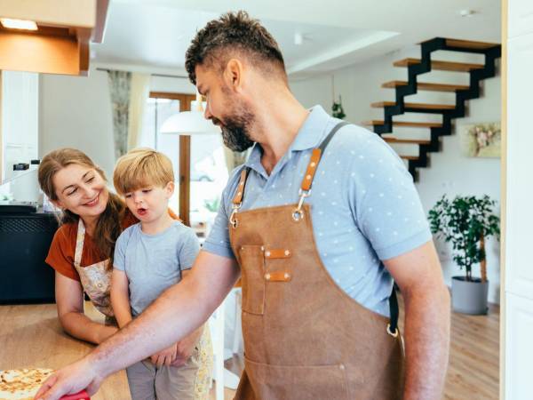 Cada conversación, decisión compartida o tarea realizada entre los adultos del hogar se convierte en un modelo de convivencia.