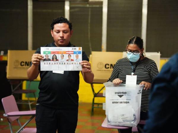 El candidato Nasry Asfura se disputa la presidencia con el presidenciable Salvador Nasralla.