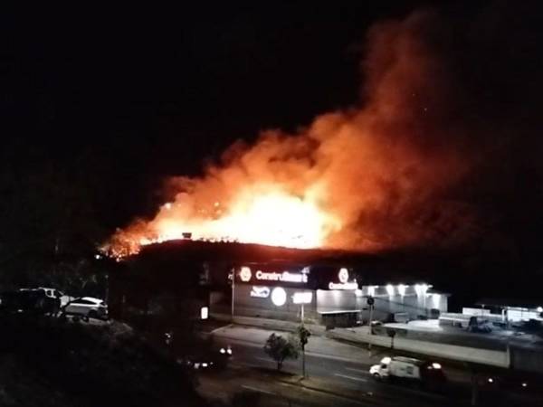 El incendio de una zacatera amenaza viviendas y negocios próximos en el anillo periférico.