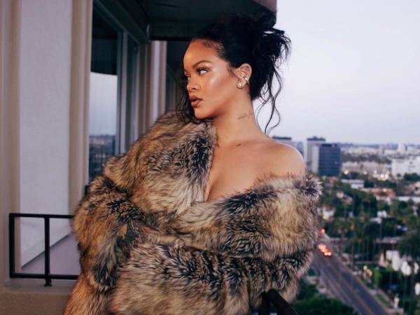 Rihanna: En febrero de este año fue la última vez que Rihanna habló de su noveno álbum de estudio y en aquel momento aseguraba que quería que saliera en 2025. Pero a las puertas de 2026, no ha vuelto a decir nada, aunque sus seguidores confían en que por fin se publique un disco que llegaría nada menos que diez años después de Anti. En esta década, la cantante barbadense ha tenido tres hijos con A$AP Rocky y se ha centrado en sus marcas de ropa y belleza.