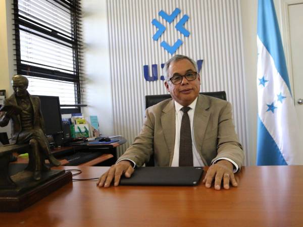 Rector de la Universidad José Cecilio del Valle (UJCV), economista y escritor, Julio Raudales recuerda al niño que creció en el barrio La Cabaña de Tegucigalpa y que marcó el camino del hombre que es hoy.