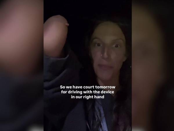 Katie, conocida en redes sociales como Slightlyoff.balance, recientemente contó su historia tras ser multada por usar el teléfono al conducir con la mano derecha, lo irónico de este caso, es que es la mano que no tiene. Aquí los detalles del caso.