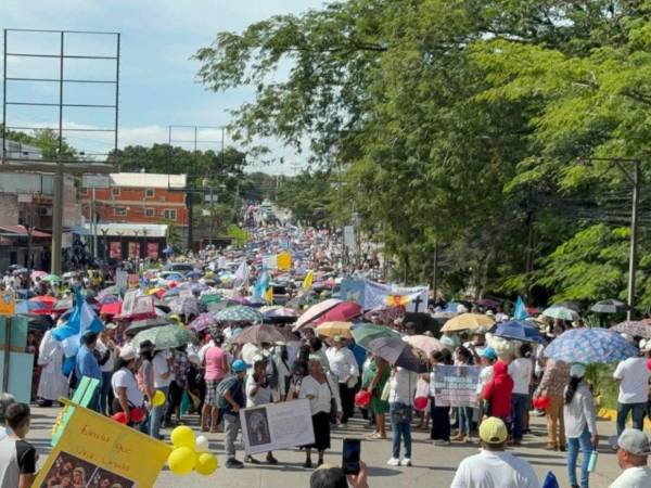 Cientos de hondureños se unieron este sábado a la Caminata por la Paz, convocada de manera conjunta por la Conferencia Episcopal de Honduras y la Confraternidad Evangélica.